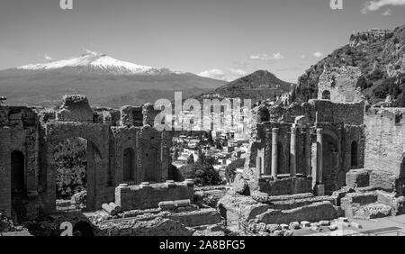 Taormina - das Griechische Theater mit dem Mt. Vulkan Ätna und die Stadt. Stockfoto