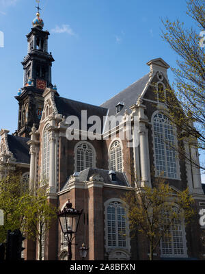 Außenansicht der Kirche aus dem 17. Jahrhundert von Westerkirk, Amsterdam, Nordholland, Niederlande Stockfoto