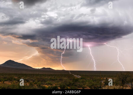 Ein Gewitter mit Blitzen, dunklen Sturmwolken und starkem Regen in der Nähe von Las Cruces, New Mexico Stockfoto