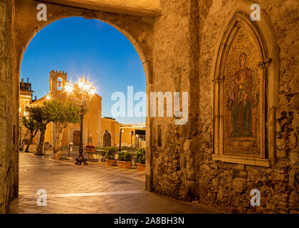 Taormina - Die externe Mosaik von Madonna unter Torre dell'Orologio (Porta di Mezzo) Tower. Stockfoto