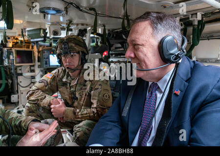 Grafenwöhr, Deutschland. 07. November 2019. Us-Staatssekretär Mike Pompeo Ausritte in die Rückseite der Tank bei einem Besuch mit US-Soldaten an der NATO-grafenwoehr Training Center November 7, 2019 in Grafenwöhr, Deutschland. Pompeo diente als Kommandant in der Armee 2 Kavallerie Regiments in Deutschland im Jahr 1986. Credit: Ron Przysucha/State Department/Alamy leben Nachrichten Stockfoto