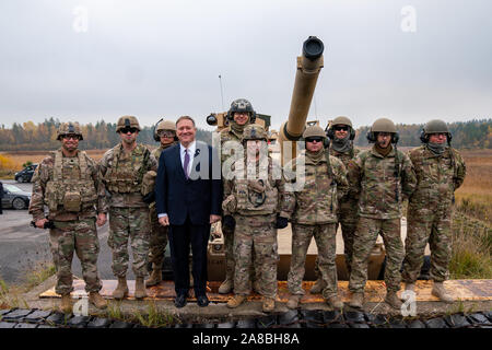 Grafenwöhr, Deutschland. 07. November 2019. Us-Staatssekretär Mike Pompeo wirft mit US-Soldaten an der NATO-grafenwoehr Training Center November 7, 2019 in Grafenwöhr, Deutschland. Pompeo diente als Kommandant in der Armee 2 Kavallerie Regiments in Deutschland im Jahr 1986. Credit: Ron Przysucha/State Department/Alamy leben Nachrichten Stockfoto