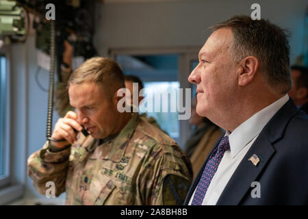 Grafenwöhr, Deutschland. 07. November 2019. Us-Staatssekretär Mike Pompeo Uhren eine Live Fire Übung bei einem Besuch mit US-Soldaten an der NATO-grafenwoehr Training Center November 7, 2019 in Grafenwöhr, Deutschland. Pompeo diente als Kommandant in der Armee 2 Kavallerie Regiments in Deutschland im Jahr 1986. Credit: Ron Przysucha/State Department/Alamy leben Nachrichten Stockfoto