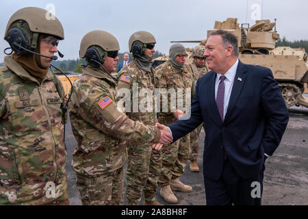 Grafenwöhr, Deutschland. 07. November 2019. Us-Staatssekretär Mike Pompeo begrüßt US-Soldaten an der NATO-grafenwoehr Training Center November 7, 2019 in Grafenwöhr, Deutschland. Pompeo diente als Kommandant in der Armee 2 Kavallerie Regiments in Deutschland im Jahr 1986. Credit: Ron Przysucha/State Department/Alamy leben Nachrichten Stockfoto