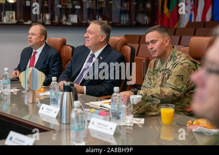 Grafenwöhr, Deutschland. 07. November 2019. Us-Staatssekretär Mike Pompeo und Brig. Gen. Christopher Norrie, rechts, bei einem Treffen mit US-Armee Führung an der NATO-grafenwoehr Training Center November 7, 2019 in Grafenwöhr, Deutschland. Pompeo diente als Kommandant in der Armee 2 Kavallerie Regiments in Deutschland im Jahr 1986. Credit: Ron Przysucha/State Department/Alamy leben Nachrichten Stockfoto