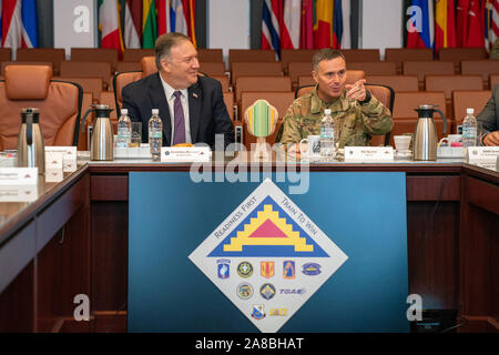 Grafenwöhr, Deutschland. 07. November 2019. Us-Staatssekretär Mike Pompeo und Brig. Gen. Christopher Norrie, rechts, bei einem Treffen mit US-Armee Führung an der NATO-grafenwoehr Training Center November 7, 2019 in Grafenwöhr, Deutschland. Pompeo diente als Kommandant in der Armee 2 Kavallerie Regiments in Deutschland im Jahr 1986. Credit: Ron Przysucha/State Department/Alamy leben Nachrichten Stockfoto