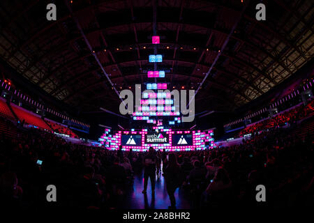 Lissabon, Portugal. 07 Nov, 2019. Ein Blick auf die Zentrale Bühne während der jährlichen Web Gipfel Technology Conference in Lissabon. Credit: SOPA Images Limited/Alamy leben Nachrichten Stockfoto