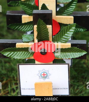 London, Großbritannien. 07 Nov, 2019. Mohnblumen auf Kreuze während der Eröffnung der Westminster Abbey Feld der Erinnerung in London gesehen. Credit: SOPA Images Limited/Alamy leben Nachrichten Stockfoto