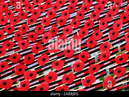 London, Großbritannien. 07 Nov, 2019. Mohnblumen auf Kreuze während der Eröffnung der Westminster Abbey Feld der Erinnerung in London gesehen. Credit: SOPA Images Limited/Alamy leben Nachrichten Stockfoto