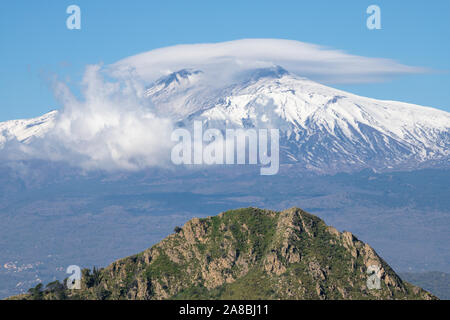 Taormina - der Mt. Vulkan Ätna in der sizilianischen Landschaft. Stockfoto