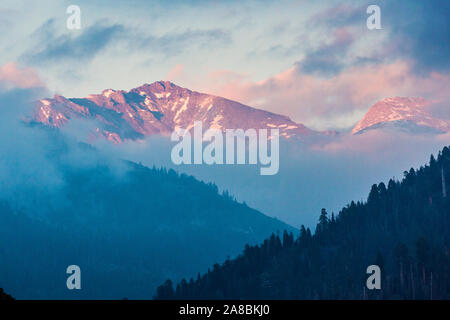 Eine Landschaft aus mineralischen König Straße im Sequoia Nationalpark (Kalifornien). Stockfoto