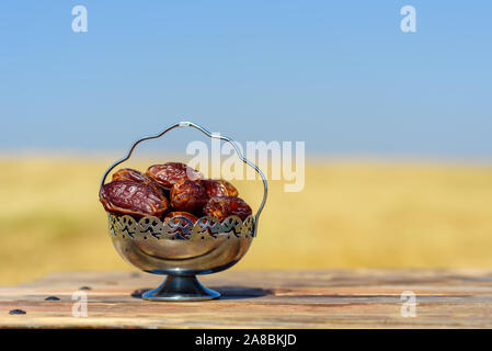 Ramadan Kareem. Termine auf Feld und Himmel Hintergrund. Festliche Stillleben mit kopieren. Stockfoto