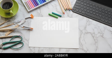 Blick von oben auf die modernen Künstler Studio mit Büromaterial und Malwerkzeuge auf Marmor Schreibtisch Hintergrund Stockfoto
