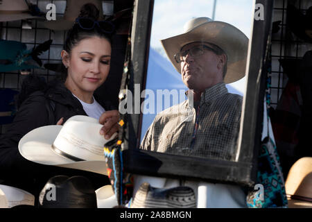 Hat der Verkäufer und Kunde, cowboy Hüte in einem Shop, der Amerika shop, Austin, Texas Stockfoto