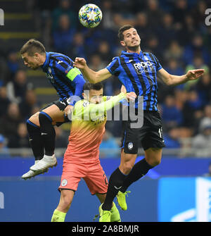 Peking, Italien. 6 Nov, 2019. Von Manchester City Bernardo Silva (C) Mias mit der Atalanta Alejandro Gomez (L) und Remo Freuler während der UEFA Champions League Gruppe C Fußballspiel zwischen Atalanta und Manchester City in Mailand, Italien, November 6, 2019. Credit: Alberto Lingria/Xinhua/Alamy leben Nachrichten Stockfoto