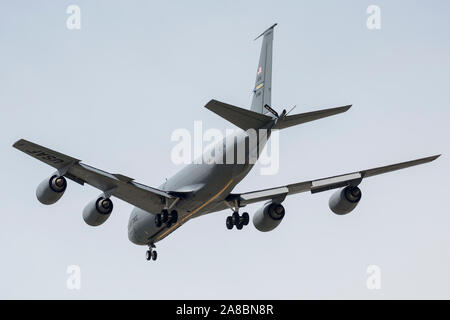 Die United States Air Force KC-130 Stratotanker führt einen Vorbeiflug im Star Spangled Salute Air & Space Show auf Tinker Air Force Base. Stockfoto