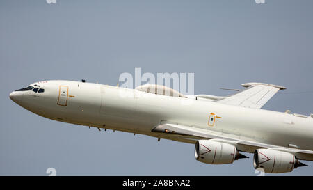 Ein U.S. Navy E-6 Mercury führt einen Vorbeiflug im Star Spangled Salute Air & Space Show auf Tinker Air Force Base. Stockfoto