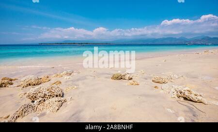 Der weiße Sand Strand von Gili Meno Insel in Indonesien bei Ebbe, mit seinem feinen Sand und einige ausgesetzt Hartkorallen sichtbar. Stockfoto