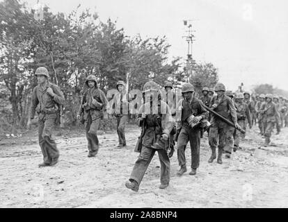 Zweite Marine Division, Tierärzte von Guadalcanal und Tarawa, auf einer kurzen Atempause, bevor er wieder in den Kampf gegen die abschließenden zwei Meilen von der Spitze des Saipan zu nehmen. Stockfoto