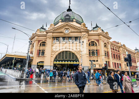 Der Bahnhof Flinders Street in Melbourne auf einem nassen und regnerischen Tag Stockfoto