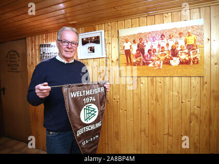 Aachen, Deutschland. 06 Nov, 2019. Herbert Wimmer, ehemaliger Fußballspieler bei Borussia Mönchengladbach, zeigt Erinnerungsstücke aus seiner Fußball-Karriere in seinem Partykeller. Herbert Wimmer wird 75 Jahre alt am 09.11. 2019. (Dpa'' Runde Hacki-Sack'' Wimmer 75 - Schaltet "Ich mag für Netzer") Credit: Roland Weihrauch/dpa/Alamy leben Nachrichten Stockfoto