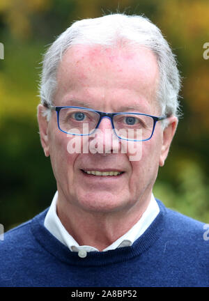 Aachen, Deutschland. 06 Nov, 2019. Herbert Wimmer, ehemaliger Fußballspieler bei Borussia Mönchengladbach, schaut auf den Fotografen. Herbert Wimmer wird 75 Jahre alt am 09.11. 2019. (Dpa'' Runde Hacki-Sack'' Wimmer 75 - Schaltet "Ich mag für Netzer") Credit: Roland Weihrauch/dpa/Alamy leben Nachrichten Stockfoto