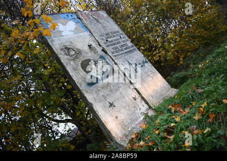 Koitenhagen, Deutschland. 07 Nov, 2019. Teile der ehemaligen Berliner Mauer stand auf einem Parkplatz im Koitenhagen in der Nähe von Greifswald. Ein Unternehmer aus Greifswald hatte die Segmente der Berliner Mauer an der Auktion für 5000 Euro im Jahr 2011 gekauft. Sie hatten vorher gehörte zu den LPG-Breesen in der Nähe von Ahrensburg, die sie nach dem Fall der Mauer von den Grenztruppen der DDR gekauft hatte. 30 Jahre nach dem Fall der Berliner Mauer, die Reste der Berliner Mauer um die halbe Welt gefunden werden können. Quelle: Stefan Sauer/dpa-Zentralbild/ZB/dpa/Alamy leben Nachrichten Stockfoto