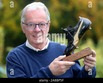 Aachen, Deutschland. 06 Nov, 2019. Herbert Wimmer, ehemaliger Fußballspieler bei Borussia Mönchengladbach, zeigt die Fußball Schuh von seinem letzten Spiel für die Borussia am 29.04.1978, 12:0 gegen Borussia Dortmund. Herbert Wimmer wird 75 Jahre alt am 09.11. 2019. (Dpa'' Runde Hacki-Sack'' Wimmer 75 - Schaltet "Ich mag für Netzer") Credit: Roland Weihrauch/dpa/Alamy leben Nachrichten Stockfoto