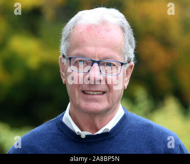 Aachen, Deutschland. 06 Nov, 2019. Herbert Wimmer, ehemaliger Fußballspieler bei Borussia Mönchengladbach, schaut auf den Fotografen. Herbert Wimmer wird 75 Jahre alt am 09.11. 2019. (Dpa' Runde Hacki-Sack' Wimmer wird 75 - Netzer "Adjutant") Credit: Roland Weihrauch/dpa/Alamy leben Nachrichten Stockfoto