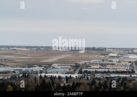 10. Oktober 2019 - Calgary, Alberta, Kanada - Westen Düsenflugzeug in Calgary International Airport ankommen Stockfoto
