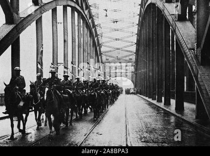 1919 - Armee der Besetzung - die britische Armee Kreuze in Deutschland. Loslösung der britische Ulanen Überqueren der Rheinbrücke in Köln, Deutschland Stockfoto