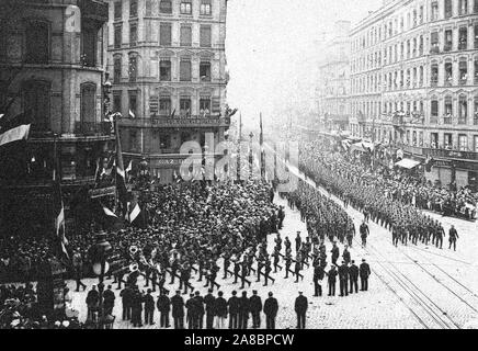 7/14/1918 - Zeremonien - Tag der Bastille, 1918 - Feier zum Tag der Bastille, Lyon, Frankreich. Die amerikanischen Truppen paradieren durch der Republic Street, Lyon. Pont Wilson wurde eingeweiht Tag der Bastille Stockfoto