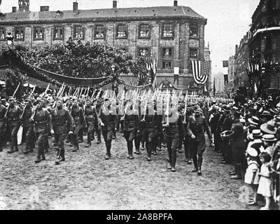 7/14/1918 - Zeremonien - Tag der Bastille, 1918 - amerikanische Truppen bei der Einweihung des Wilson Bridge in Lyon, Frankreich. Am 14. Juli in Anwesenheit des amerikanischen Botschafter in Frankreich, Herr William Sharp, die Bevölkerung von Lyon mit dem Namen der Brücke über die Rhone zu Ehren des Präsidenten Wilson. Stockfoto