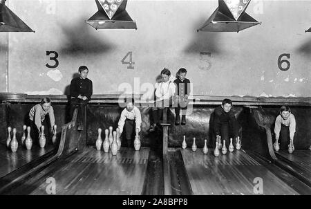 Foto von Jungen in Arcade Bowling Alley. Foto spät in der Nacht. Die Jungen arbeiten bis Mitternacht und später. Trenton, New Jersey, Dezember 1909 Stockfoto
