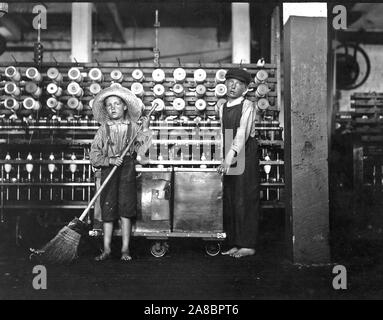 Ronald Webb, 12 Jahre alt, ein Junge Abnehmer und Frank Robinson, 7 Jahre alt, die hilft zu fegen und doff, Mai 1911 Stockfoto