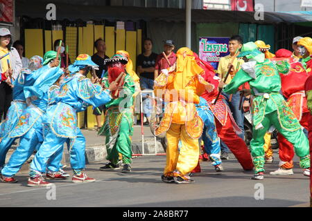 Chinesische Drachen Tanz Prozession Roi Et, Thailand Stockfoto