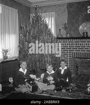 Diese glücklichen jungen über Ihren Weihnachtsbaum gruppiert sind George, Jr., Clarkes und Friedrich, die Söhne von Herrn und Frau George Akerson. Herr Akerson ist Präsident Hoover Sekretär Ca. 1930 Stockfoto