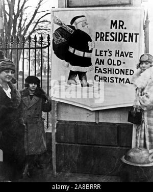Der demonstranten Zeichen sagt, "Mr. Präsident, lassen Sie uns einen Altmodischen Weihnachten," und zeigt Santa Claus einen Sack mit Geschenken einschließlich Durchführung, die Verfassung, Freie Assemblage, freie Rede und freie Presse. Stockfoto