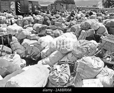 Salinas, Kalifornien. Gepäck vom Umsiedler von japanischen Vorfahren an der Sammelstelle vor einem Krieg, Relocation Authroity Center 3/31/1942 Transfer Stockfoto