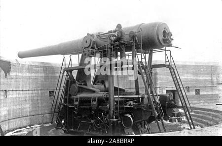 Allgemeine Ansicht linke Seite mit Gewehr im Anschlag. 1910-1920 Stockfoto