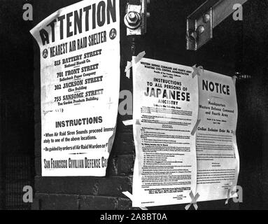 San Francisco, Kalifornien. Auf eine Mauer neben Luftschutzbunker, Plakat, Ausgrenzung Bestellungen wurden auf den Ersten und vorderen Straßen Regie Ausbau von Personen mit japanischen Vorfahren aus der ersten San Francisco Abschnitt von Evakuierung betroffen zu sein. Der Auftrag wurde am 1. April 1942 erteilt wurden, Generalleutnant J.L. DeWitt, und wies die Evakuierung aus diesem Abschnitt bis 12.00 Uhr am 7. April 1942. (4/11/1942) Stockfoto