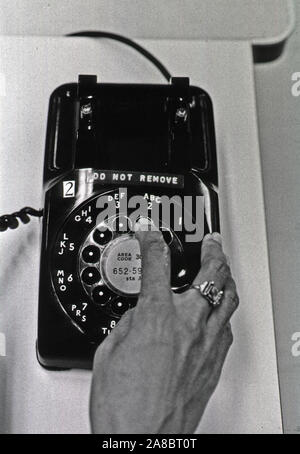 Mit einem Drehschalter Telefon auf den Mainframe Computer anschließen kann. 1975 Stockfoto