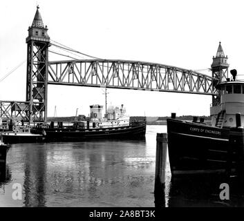 Dieses Foto zeigt die Armee Korps Schlepper auf Cape Cod Canal, in der Nähe des Cape Cod Canal Railroad Bridge. Stockfoto