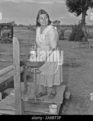 Parker, Arizona. Frau Ruby Snyder, Chemehuevi indischen Staaten", höre ich, dass die Japaner sind wunderbar Landwirte. Ich möchte nach unten zu gehen, um zu sehen, wie Sie die Dinge wachsen." 4/10/1942 Stockfoto