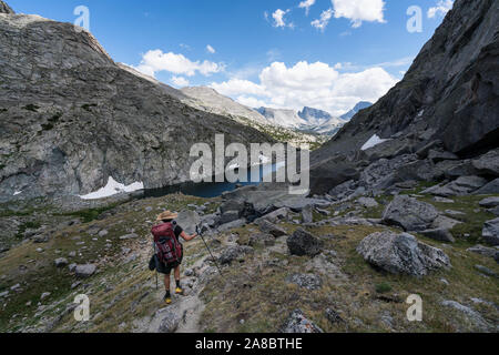 Wandern in der Nähe von Cirque der Türme in der Wind River Range, Wyoming, USA Stockfoto