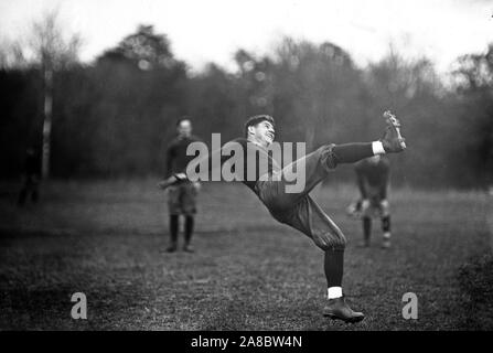 Der Georgetown University gegen Virginia College Football Spiel, Spieler hier gesehen ist vielleicht QB Harry Costello (dies könnte ein Warm up oder einem anderen Player, ein Kicker) Ca. 1912 Stockfoto