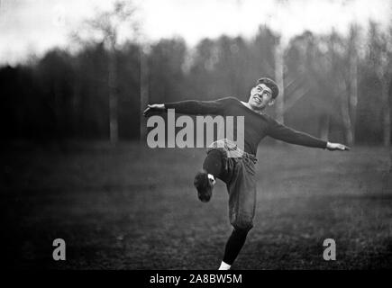 Der Georgetown University gegen Virginia College Football Spiel, Spieler hier gesehen ist vielleicht QB Harry Costello (dies könnte ein Warm up oder einem anderen Player, ein Kicker) Ca. 1912 Stockfoto