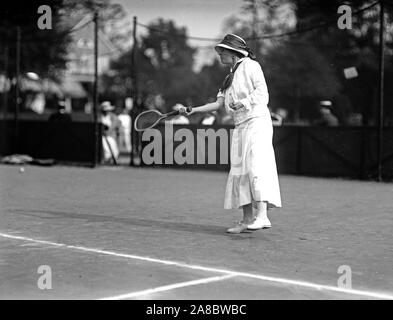 Miss Eva Baker Tennis spielen an einem Turnier in 1912 Stockfoto