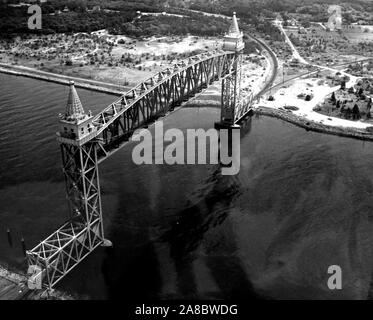 Dieses Foto zeigt die Cape Cod Canal Railroad Bridge eine vertikale Heben, single Track, Eisenbahn Brücke überspannt den Cape Cod Canal in Bourne, Massachusetts. Die AMERIKANISCHE Armee Korps von Ingenieuren konstruiert die Brücke zwischen 1933 und 1935 - Die Brücke wird auch als Buzzards Bay Railroad Bridge, aufgrund seiner Nähe zu Buzzards Bay, Massachusetts bezeichnet. Stockfoto