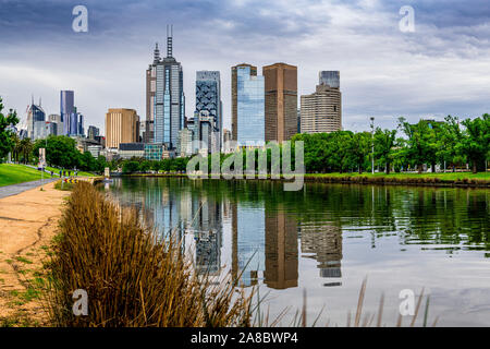 Eine typische bedeckt und stürmischen Melbourne Tag, mit dem Yarra River und die Skyline der Stadt im Wasser spiegelt. Stockfoto